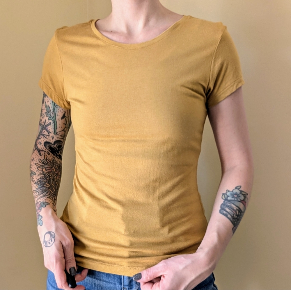 Onno Bamboo and Organic Cotton Short Sleeve T-shirt in Mustard Small